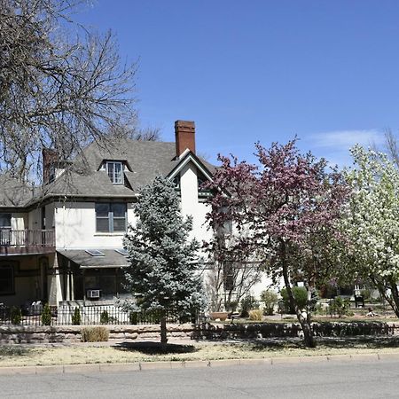 Downen House Bed & Breakfast Pueblo Exterior photo