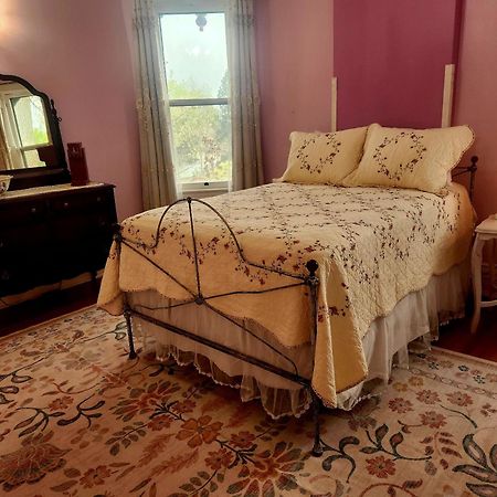Downen House Bed & Breakfast Pueblo Exterior photo