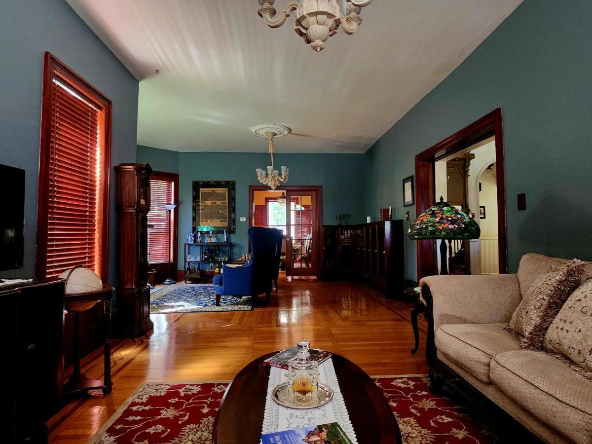 Downen House Bed & Breakfast Pueblo Exterior photo