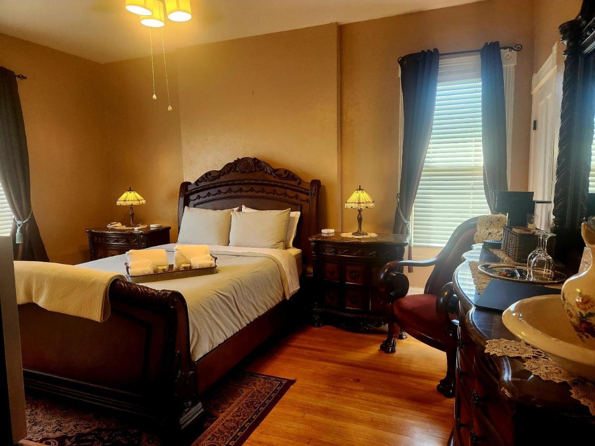 Downen House Bed & Breakfast Pueblo Exterior photo