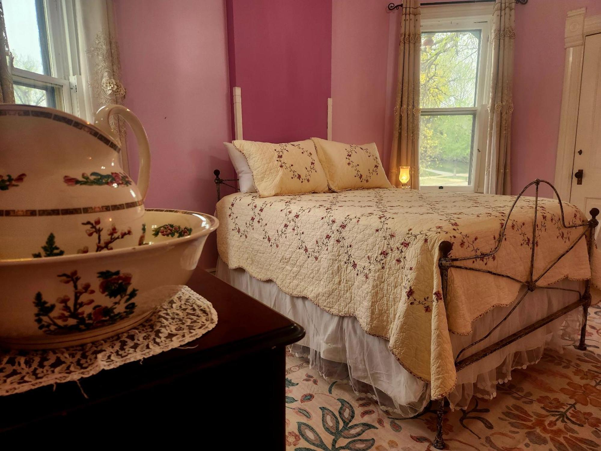Downen House Bed & Breakfast Pueblo Room photo