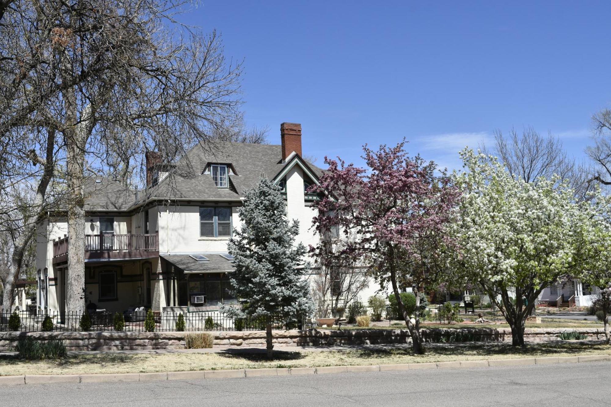 Downen House Bed & Breakfast Pueblo Exterior photo