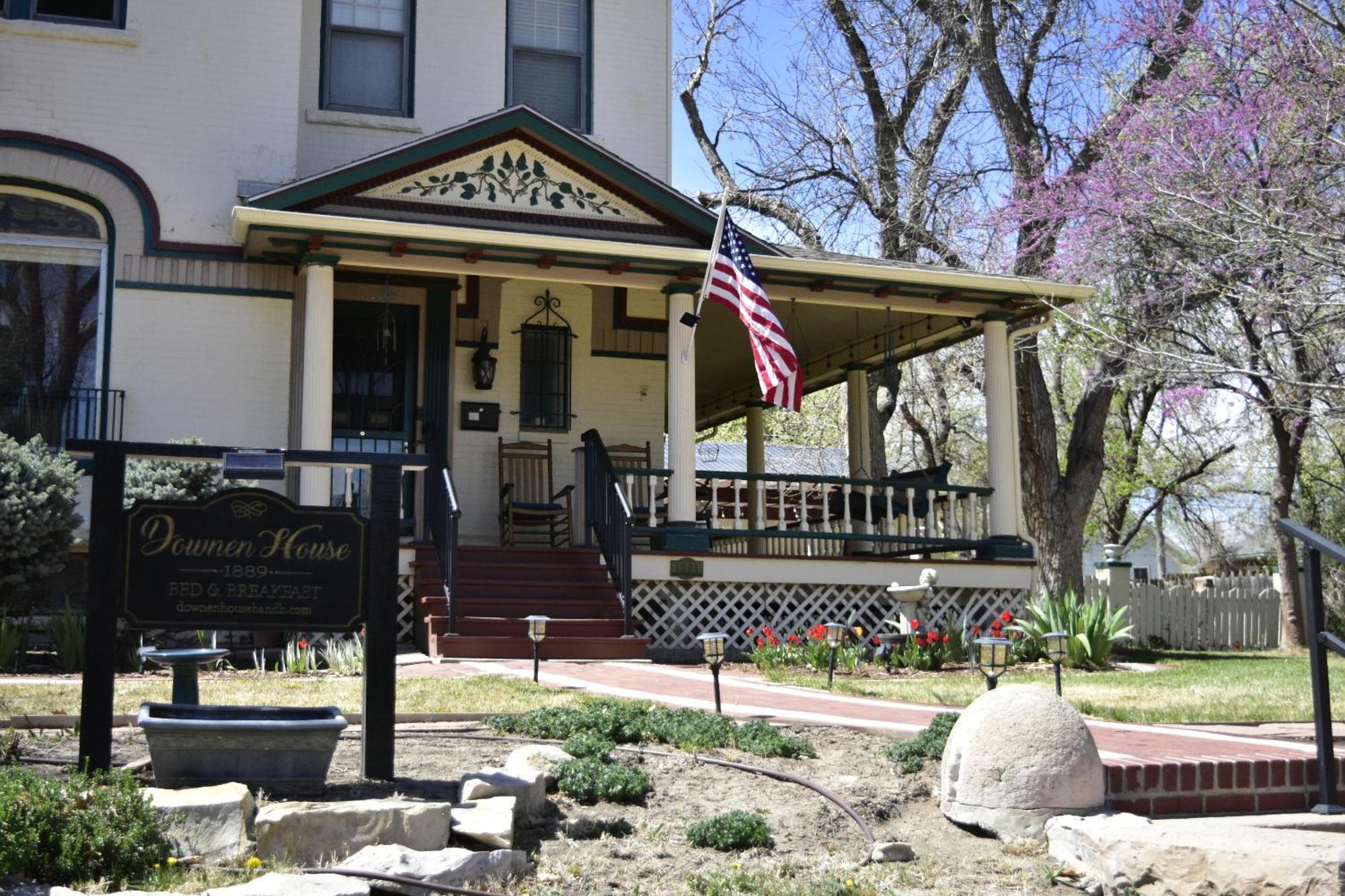 Downen House Bed & Breakfast Pueblo Exterior photo