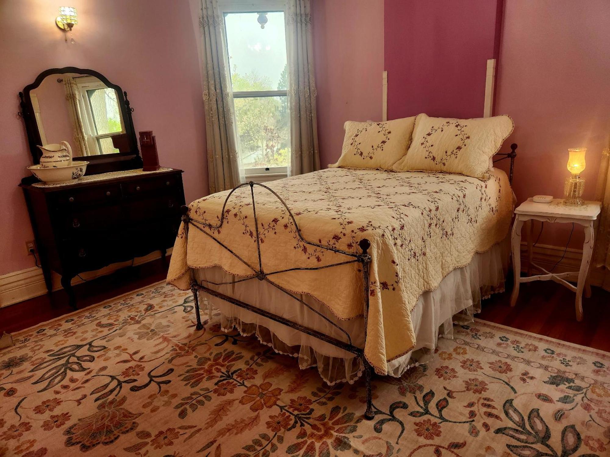 Downen House Bed & Breakfast Pueblo Exterior photo
